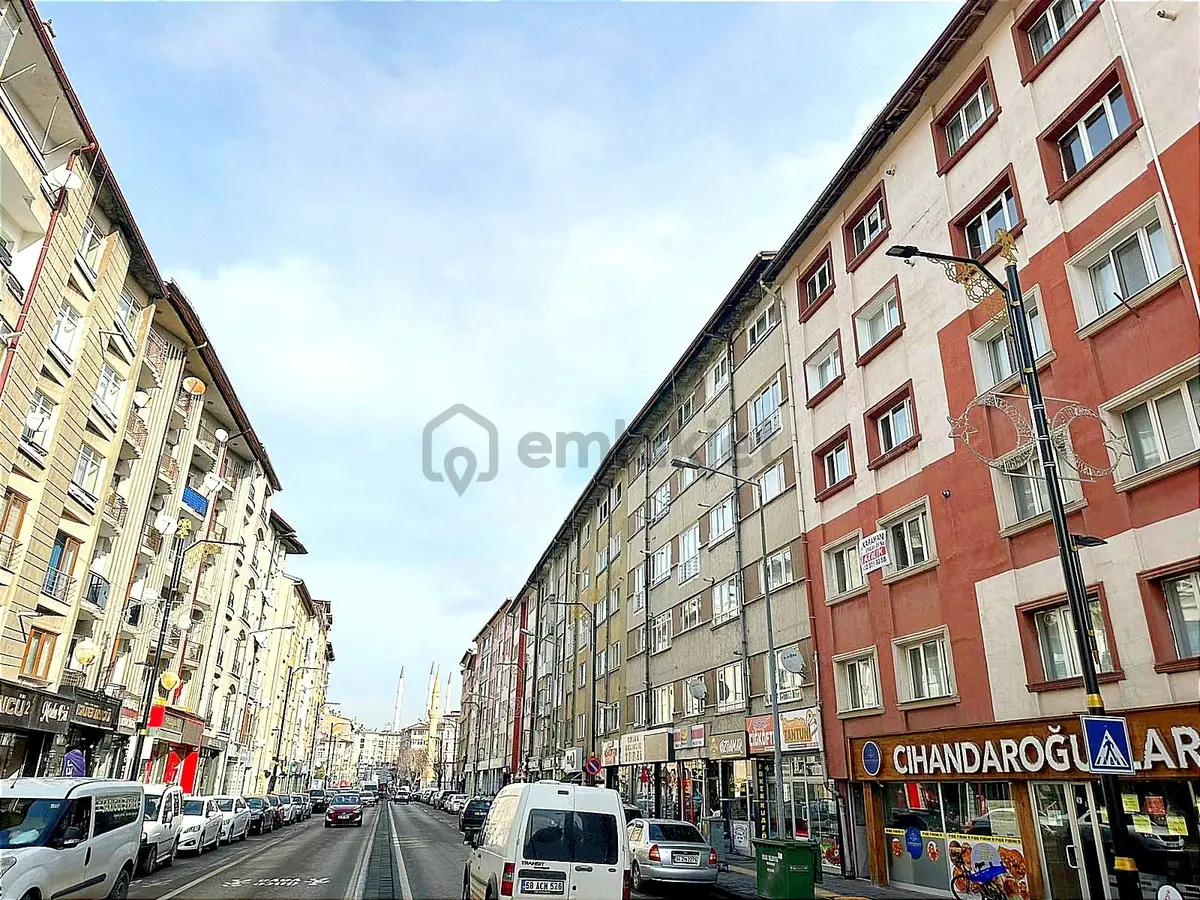 Örtülüpınar Mahallesi Taşlı Sokak'ta çarşı içinde kiralık 2+1 dairenin bulunduğu bina