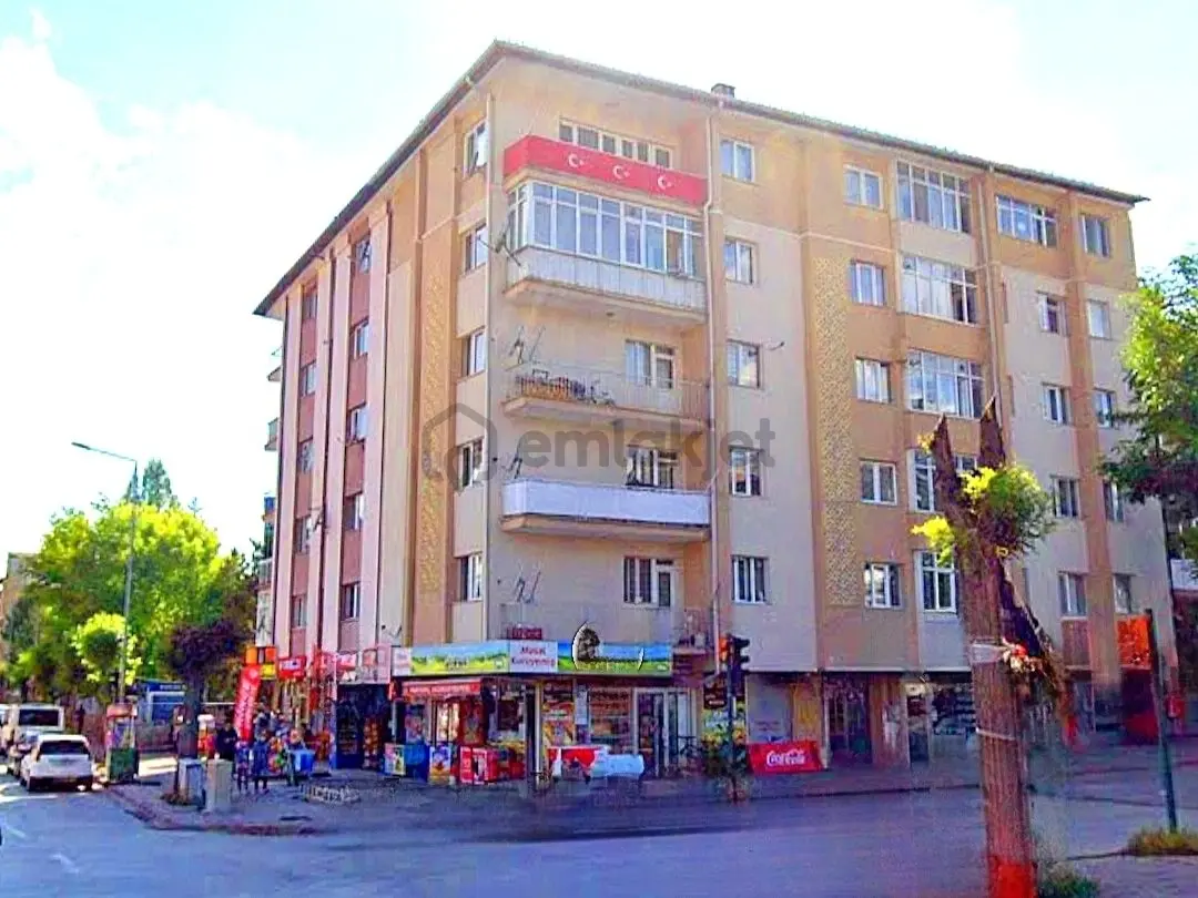 Altuntabak Mahallesi Halil Rıfat Paşa Caddesi üzerinde 2+1 satılık dairenin bulunduğu bina