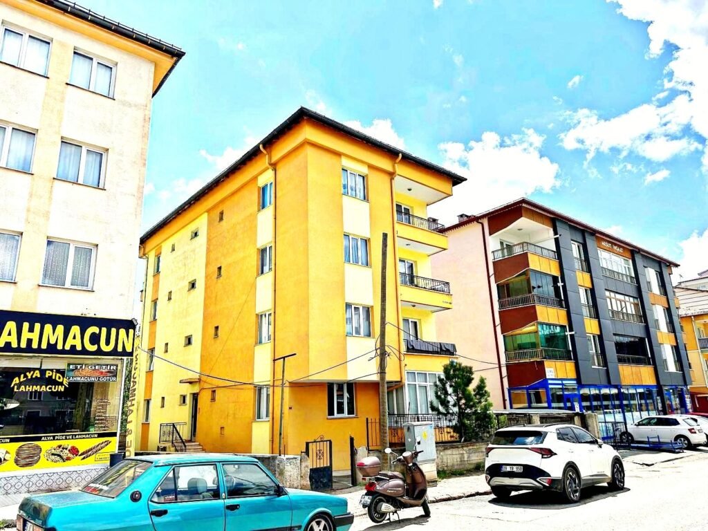 Emek Mahallesi’nde 400 m² Arsa Üzerinde 4 Katlı Bahçeli Müstakil Bina