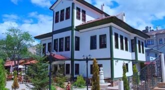 ➡️KARAHAN EMLAK’TAN KİRALIK HALEN FALİYETTE OLAN 1600 M² YEŞİL KONAK… ➡️SİVAS MERKEZDE EŞİ BENZERİ OLMAYAN 1600 M² ALAN İÇERİSİNDE TARİHİ DOKUYA SAHİP OLAN BU ÖZEL MÜLK, ÇOK AMAÇLI OLARAK TİCARİ KULLANIM İÇİN UYGUNDUR. ➡️ALAN İÇERİSİNDE: İKİ ADET TARİHİ KONAK , KIŞ BAHÇESİ , MUTFAK , 3 ADET 10 M² BÜYÜKLÜĞÜNDE HER İŞE UYGUN DÜKKAN BULUNMAKTADIR. ➡️BİRİNCİ KONAK 3 KATLI OLUP , HER KAT 120 M² OTURUM ALANINA SAHİPTİR. BU KONAK’TA ÇOK GENİŞ 5 ADET ODA , 1 MUTFAK , 1 BANYO , 2 ADET WC MEVCUTTUR. ➡️İKİNCİ KONAK 2 KATLI OLUP , HER KAT 80 M² OTURUM ALANINA SAHİPTİR. BU KONAKTA ÇOK GENİŞ ŞÖMİNELİ ODA 2 ADET BÜYÜK TERAS , 1 ADET CUMBALI BALKON , 2 ADET WC MEVCUTTUR. ➡️ALAN İÇİNDE KIŞ BAHÇESİ OLARAK KULLANILAN 200 M² BÜYÜKLÜĞÜNDE KAPALI ALAN VE İÇERİSİNDE 50 M² MUTFAK BULUNMAKTADIR. ➡️İŞLETME İÇERİSİNDE KAFE , RESTORAN , DÜĞÜN SALONU KULLANIMINA UYGUN DEMİRBAŞLAR MEVCUTTUR. BAHÇE KULLANIM ALANI 750 KİŞİYE HİZMET VERİLEBİLECEK KAPASİTEDEDİR. KIŞ BAHÇESİ VE KONAKLAR İLE BİRLİKTE TOPLAM BU SAYI 1000 KİŞİYE KADAR ULAŞMAKTADIR. ➡️BAHÇE İÇERİSİNDE 1 ADET BÜYÜK HAVUZ VE 1 ADET KÜÇÜK SÜS HAVUZU , ÇAM AĞAÇLARI , MEYVE AĞAÇLARI VE FARKLI AĞAÇLAR VARDIR . ➡️DEVİR ÜCRETİ YOKTUR. ➡️BU ÖZEL MÜLK’TE RESTORAN, KAFE, HER TÜRLÜ DAVET , GÜZELLİK SALONU, FOTOĞRAF STÜDYOSU, DANS OKULU, SANAT ATÖLYESİ, ORGANİZASYON ALANI,MODA EVİ, YOGA MERKEZİ VEYA FARKLI TİCARİ FAALİYETLER İÇİN ÇOK UYGUN BİR KONSEPT SUNMAKTADIR. ➡️DETAYLI BİLGİ İÇİN ARAYIN. ➡️ KARAHAN EMLAK ➡️ 0532 3019058 ➡️ HÜSEYİN KARAHAN
