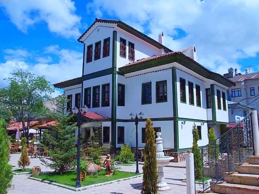 ➡️KARAHAN EMLAK’TAN KİRALIK HALEN FALİYETTE OLAN 1600 M² YEŞİL KONAK… ➡️SİVAS MERKEZDE EŞİ BENZERİ OLMAYAN 1600 M² ALAN İÇERİSİNDE TARİHİ DOKUYA SAHİP OLAN BU ÖZEL MÜLK, ÇOK AMAÇLI OLARAK TİCARİ KULLANIM İÇİN UYGUNDUR. ➡️ALAN İÇERİSİNDE: İKİ ADET TARİHİ KONAK , KIŞ BAHÇESİ , MUTFAK , 3 ADET 10 M² BÜYÜKLÜĞÜNDE HER İŞE UYGUN DÜKKAN BULUNMAKTADIR. ➡️BİRİNCİ KONAK 3 KATLI OLUP , HER KAT 120 M² OTURUM ALANINA SAHİPTİR. BU KONAK’TA ÇOK GENİŞ 5 ADET ODA , 1 MUTFAK , 1 BANYO , 2 ADET WC MEVCUTTUR. ➡️İKİNCİ KONAK 2 KATLI OLUP , HER KAT 80 M² OTURUM ALANINA SAHİPTİR. BU KONAKTA ÇOK GENİŞ ŞÖMİNELİ ODA 2 ADET BÜYÜK TERAS , 1 ADET CUMBALI BALKON , 2 ADET WC MEVCUTTUR. ➡️ALAN İÇİNDE KIŞ BAHÇESİ OLARAK KULLANILAN 200 M² BÜYÜKLÜĞÜNDE KAPALI ALAN VE İÇERİSİNDE 50 M² MUTFAK BULUNMAKTADIR. ➡️İŞLETME İÇERİSİNDE KAFE , RESTORAN , DÜĞÜN SALONU KULLANIMINA UYGUN DEMİRBAŞLAR MEVCUTTUR. BAHÇE KULLANIM ALANI 750 KİŞİYE HİZMET VERİLEBİLECEK KAPASİTEDEDİR. KIŞ BAHÇESİ VE KONAKLAR İLE BİRLİKTE TOPLAM BU SAYI 1000 KİŞİYE KADAR ULAŞMAKTADIR. ➡️BAHÇE İÇERİSİNDE 1 ADET BÜYÜK HAVUZ VE 1 ADET KÜÇÜK SÜS HAVUZU , ÇAM AĞAÇLARI , MEYVE AĞAÇLARI VE FARKLI AĞAÇLAR VARDIR . ➡️DEVİR ÜCRETİ YOKTUR. ➡️BU ÖZEL MÜLK’TE RESTORAN, KAFE, HER TÜRLÜ DAVET , GÜZELLİK SALONU, FOTOĞRAF STÜDYOSU, DANS OKULU, SANAT ATÖLYESİ, ORGANİZASYON ALANI,MODA EVİ, YOGA MERKEZİ VEYA FARKLI TİCARİ FAALİYETLER İÇİN ÇOK UYGUN BİR KONSEPT SUNMAKTADIR. ➡️DETAYLI BİLGİ İÇİN ARAYIN. ➡️ KARAHAN EMLAK ➡️ 0532 3019058 ➡️ HÜSEYİN KARAHAN