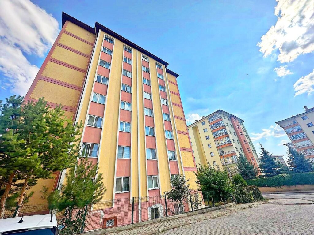 ⏩KARAHAN EMLAK’TAN CUMHURIYET ÜNİVERSİTESİ TOKİ’DE ÇOK ACİL UYGUN FİYATA SATILIK DAİRE ⏩3 + 1 BRÜT 135 NET 120 M² ⏩ÜÇ CEPHELİ GÜNEŞ İÇERİSİNDE KESİNLİKLE ISINMA PROBLEMI YOK ⏩MERKEZI SISTEM DOĞAL GAZ ⏩ÇİFT ASANSÖR , ARA KAT ⏩CUMHURİYET ÜNİVERSİTESİNE TÜM MARKETLERE YÜRÜME MESAFESİNDE ⏩KARAHAN EMLAK ⏩HÜSEYIN KARAHAN ⏩0 532 301 90 58