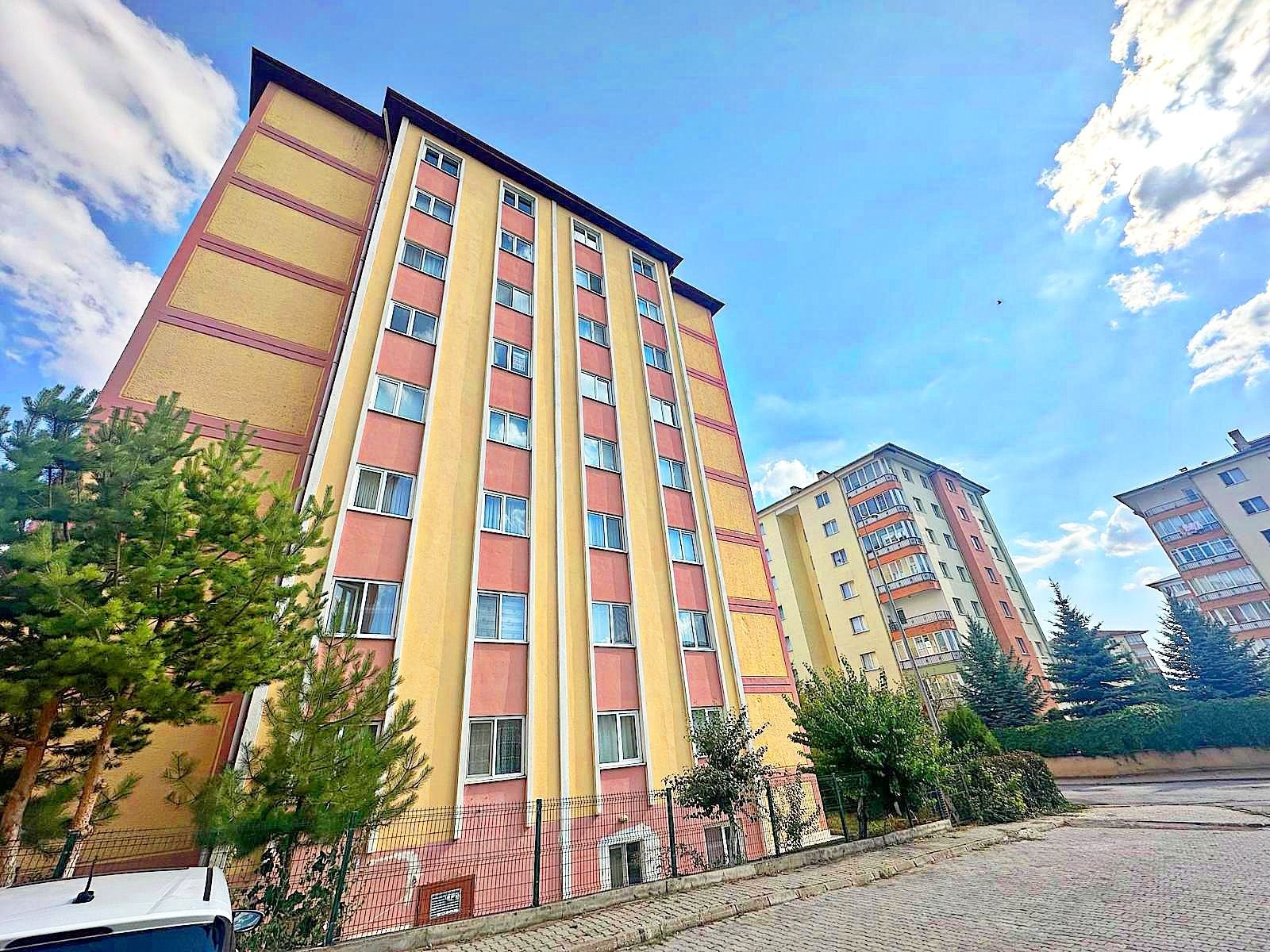 ⏩KARAHAN EMLAK’TAN CUMHURIYET ÜNİVERSİTESİ TOKİ’DE ÇOK ACİL UYGUN FİYATA SATILIK DAİRE ⏩3 + 1 BRÜT 135 NET 120 M² ⏩ÜÇ CEPHELİ GÜNEŞ İÇERİSİNDE KESİNLİKLE ISINMA PROBLEMI YOK ⏩MERKEZI SISTEM DOĞAL GAZ ⏩ÇİFT ASANSÖR , ARA KAT ⏩CUMHURİYET ÜNİVERSİTESİNE TÜM MARKETLERE YÜRÜME MESAFESİNDE ⏩KARAHAN EMLAK ⏩HÜSEYIN KARAHAN ⏩0 532 301 90 58