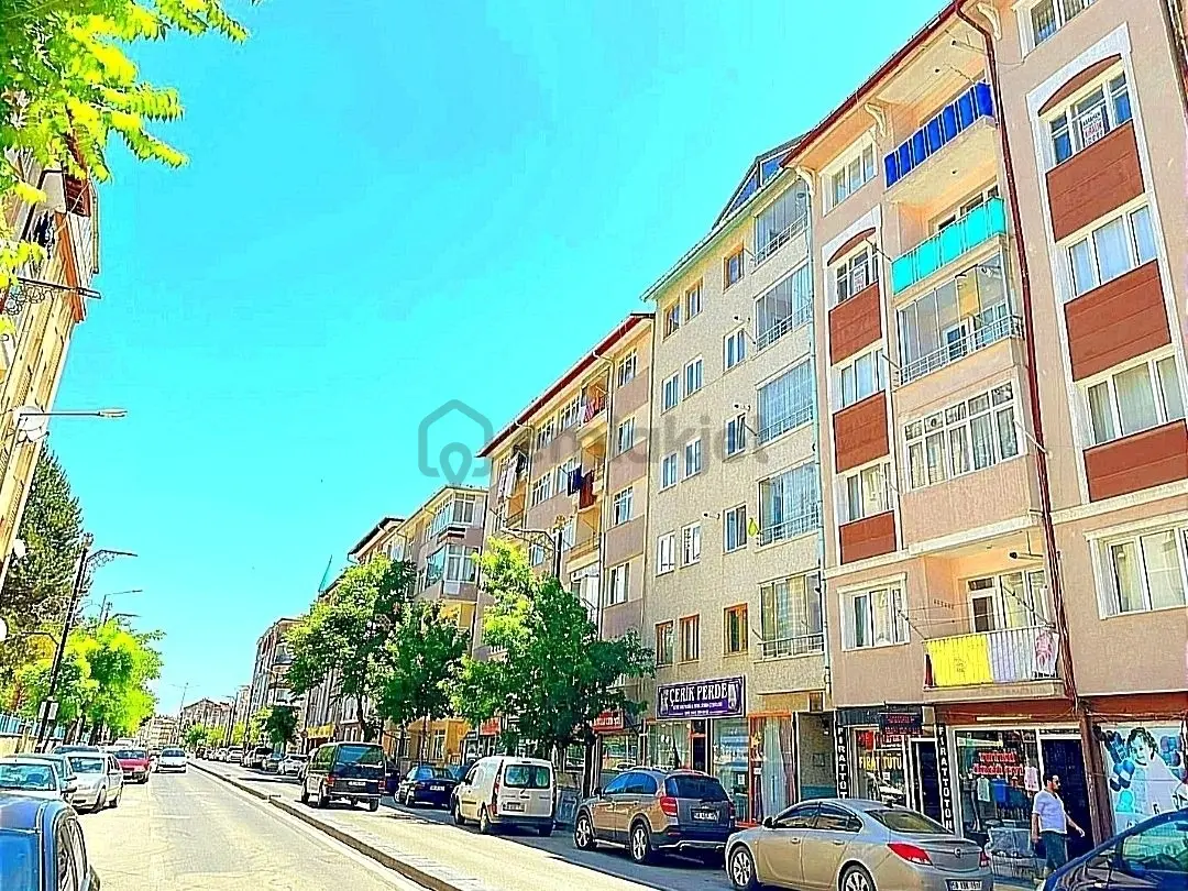Kadı Burhanettin Mahallesi Fatih Caddesi üzerinde kiralık 3+1 dairenin bulunduğu bina